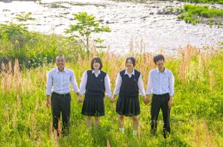 河原で笑顔の生徒たち